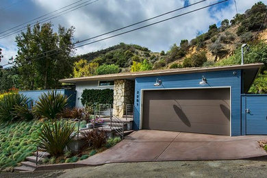 ロサンゼルスにあるお手頃価格の中くらいなミッドセンチュリースタイルのおしゃれな家の外観の写真