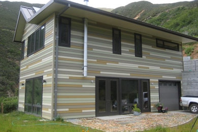 Modelo de fachada contemporánea de tamaño medio de dos plantas con revestimiento de aglomerado de cemento