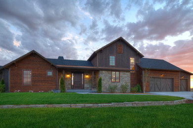 Imagen de fachada marrón de estilo de casa de campo de tamaño medio de una planta con revestimientos combinados y tejado a dos aguas