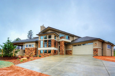 Стильный дизайн: двухэтажный, бежевый дом среднего размера в стиле кантри с облицовкой из камня и вальмовой крышей - последний тренд