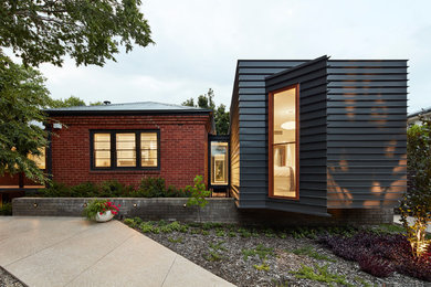 Imagen de fachada de casa multicolor contemporánea de tamaño medio de una planta con tejado de metal y revestimientos combinados