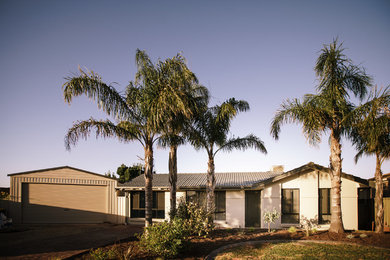 Imagen de fachada de casa beige actual de tamaño medio de una planta con revestimiento de ladrillo, tejado a dos aguas y tejado de teja de barro