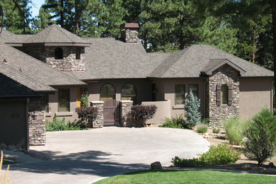 Diseño de fachada marrón de estilo americano de tamaño medio de dos plantas con revestimientos combinados y tejado a cuatro aguas