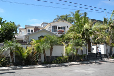 オレンジカウンティにあるお手頃価格の中くらいなビーチスタイルのおしゃれな家の外観の写真