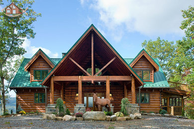 Cette image montre une grande façade de maison marron chalet.