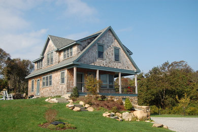 Imagen de fachada gris tradicional de tamaño medio de tres plantas con revestimiento de madera y tejado a dos aguas