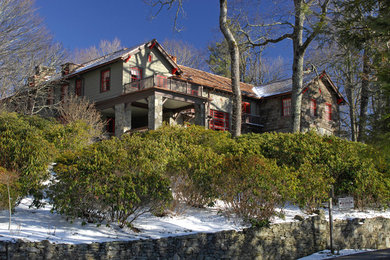 Foto della facciata di una casa grande verde moderna a due piani con rivestimento in legno