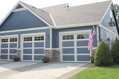 Inspiration for a large craftsman blue two-story vinyl exterior home remodel in Portland with a shingle roof