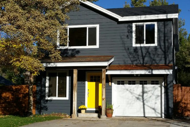 Mittelgroßes, Zweistöckiges Klassisches Haus mit Vinylfassade, grauer Fassadenfarbe und Satteldach in Denver