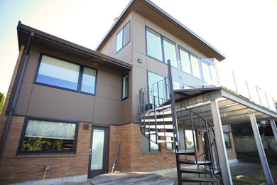 Réalisation d'une façade de maison marron design de taille moyenne et à un étage avec un revêtement mixte, un toit à deux pans et un toit mixte.