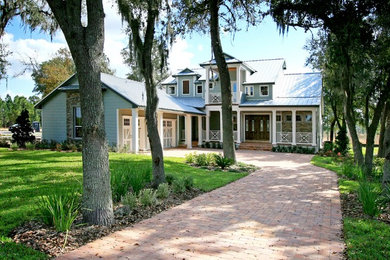 Пример оригинального дизайна: большой, двухэтажный, синий дом в классическом стиле с комбинированной облицовкой
