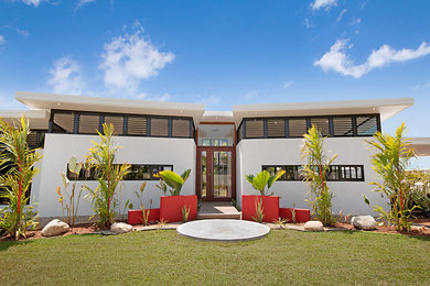 Diseño de fachada blanca contemporánea de tamaño medio de una planta con tejado a cuatro aguas