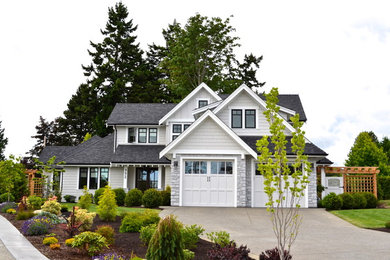 Modernes Haus mit weißer Fassadenfarbe in Vancouver