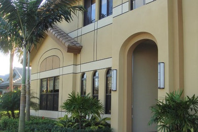 マイアミにある高級なトランジショナルスタイルのおしゃれな家の外観 (漆喰サイディング) の写真