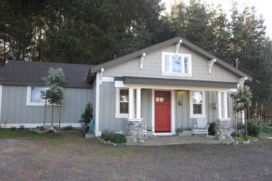 Example of a small arts and crafts one-story exterior home design in Sacramento