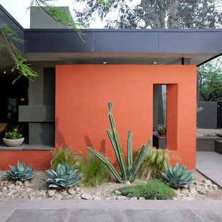 Cette image montre une façade de maison orange design de plain-pied.