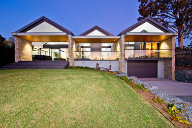 シドニーにある巨大なコンテンポラリースタイルのおしゃれな家の外観 (混合材サイディング) の写真
