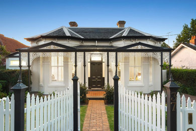 メルボルンにあるお手頃価格のヴィクトリアン調のおしゃれな家の外観の写真