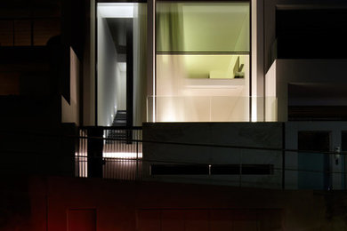 Immagine della facciata di una casa bianca moderna a tre piani