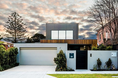 Стильный дизайн: большой, двухэтажный, деревянный, серый дом в современном стиле с плоской крышей - последний тренд