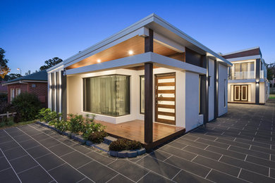 Zweistöckiges Modernes Haus mit Backsteinfassade, weißer Fassadenfarbe und Flachdach in Brisbane