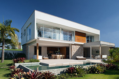 Ejemplo de fachada de casa blanca contemporánea grande de dos plantas con revestimiento de piedra y tejado plano