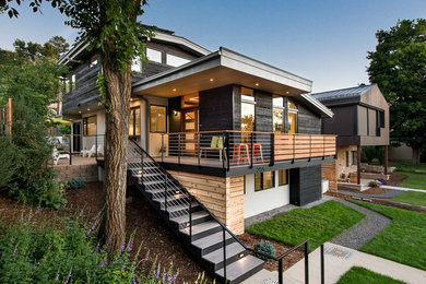 Cette photo montre une façade de maison multicolore tendance de taille moyenne et à deux étages et plus avec un revêtement mixte.