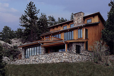 Mittelgroße, Zweistöckige Urige Holzfassade Haus mit gelber Fassadenfarbe und Pultdach in Denver