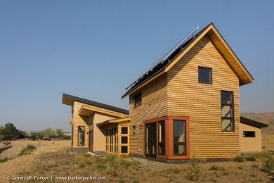 Imagen de fachada beige moderna pequeña con revestimientos combinados y tejado de un solo tendido