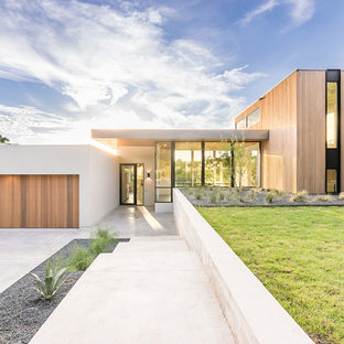 Cette image montre une façade en bois marron design à niveaux décalés avec un toit plat.