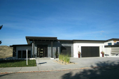 Diseño de fachada gris minimalista de tamaño medio de dos plantas con revestimientos combinados y tejado plano