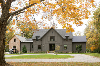 Example of a cottage exterior home design in Columbus