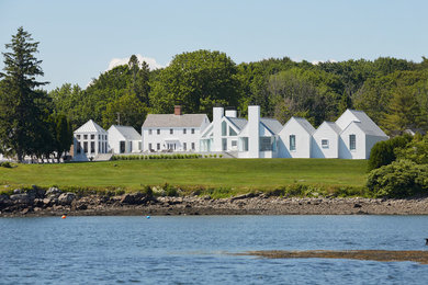 Geräumiges, Einstöckiges Modernes Einfamilienhaus mit weißer Fassadenfarbe und Blechdach in Portland Maine