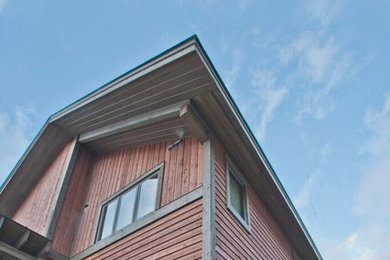 Diseño de fachada de casa marrón rústica de tamaño medio de tres plantas con revestimientos combinados, tejado a dos aguas y tejado de teja de madera