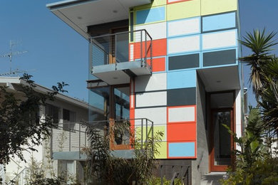 ロサンゼルスにあるコンテンポラリースタイルのおしゃれな三階建ての家の写真