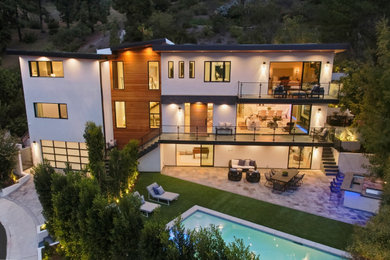 ロサンゼルスにあるラグジュアリーなコンテンポラリースタイルのおしゃれな家の外観 (漆喰サイディング) の写真
