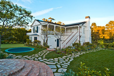 ロサンゼルスにある高級なトランジショナルスタイルのおしゃれな家の外観の写真