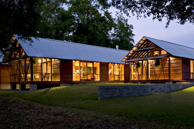 Idées déco pour une façade de maison rouge montagne en bois avec un toit à deux pans.