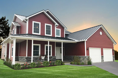 Imagen de fachada de casa roja de tamaño medio de dos plantas con revestimiento de vinilo y tejado de metal
