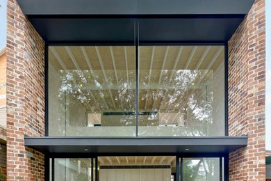 Idéer för mellanstora funkis flerfärgade hus, med två våningar, tegel, platt tak och tak i metall