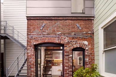 サンフランシスコにあるコンテンポラリースタイルのおしゃれな家の外観 (レンガサイディング、アパート・マンション) の写真