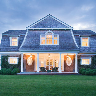 Réalisation d'une grand façade en bois victorienne à un étage avec un toit de Gambrel.