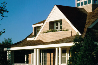 Idée de décoration pour une façade de maison tradition.