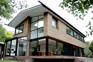 Пример оригинального дизайна: двухэтажный, деревянный частный загородный дом в стиле модернизм