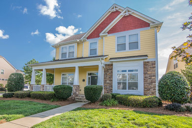 シャーロットにある低価格のトラディショナルスタイルのおしゃれな家の外観 (黄色い外壁) の写真