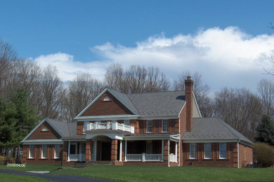 Diseño de fachada de casa marrón clásica grande de dos plantas con revestimiento de ladrillo, tejado a cuatro aguas y tejado de varios materiales