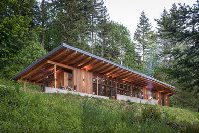 Источник вдохновения для домашнего уюта: одноэтажный, деревянный, коричневый частный загородный дом в современном стиле