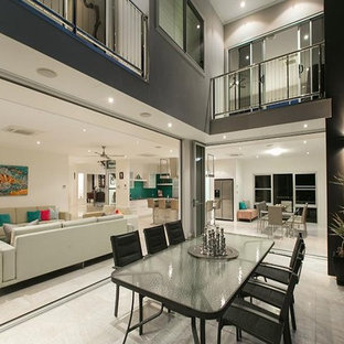 Foto de fachada de casa multicolor, minimalista, grande, de tres plantas, con revestimiento de hormigón, tejado plano y tejado de metal