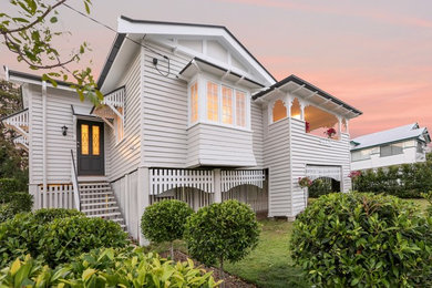 Skandinavische Holzfassade Haus mit grauer Fassadenfarbe in Brisbane