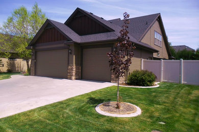 Mittelgroßes, Zweistöckiges Klassisches Einfamilienhaus mit Faserzement-Fassade, brauner Fassadenfarbe, Satteldach und Schindeldach in Boise